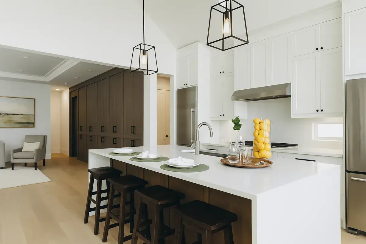 Comptoir quartz blanc dans une cuisine moderne avec îlot central au Québec