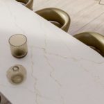 Table en marbre blanc avec verres transparents posés